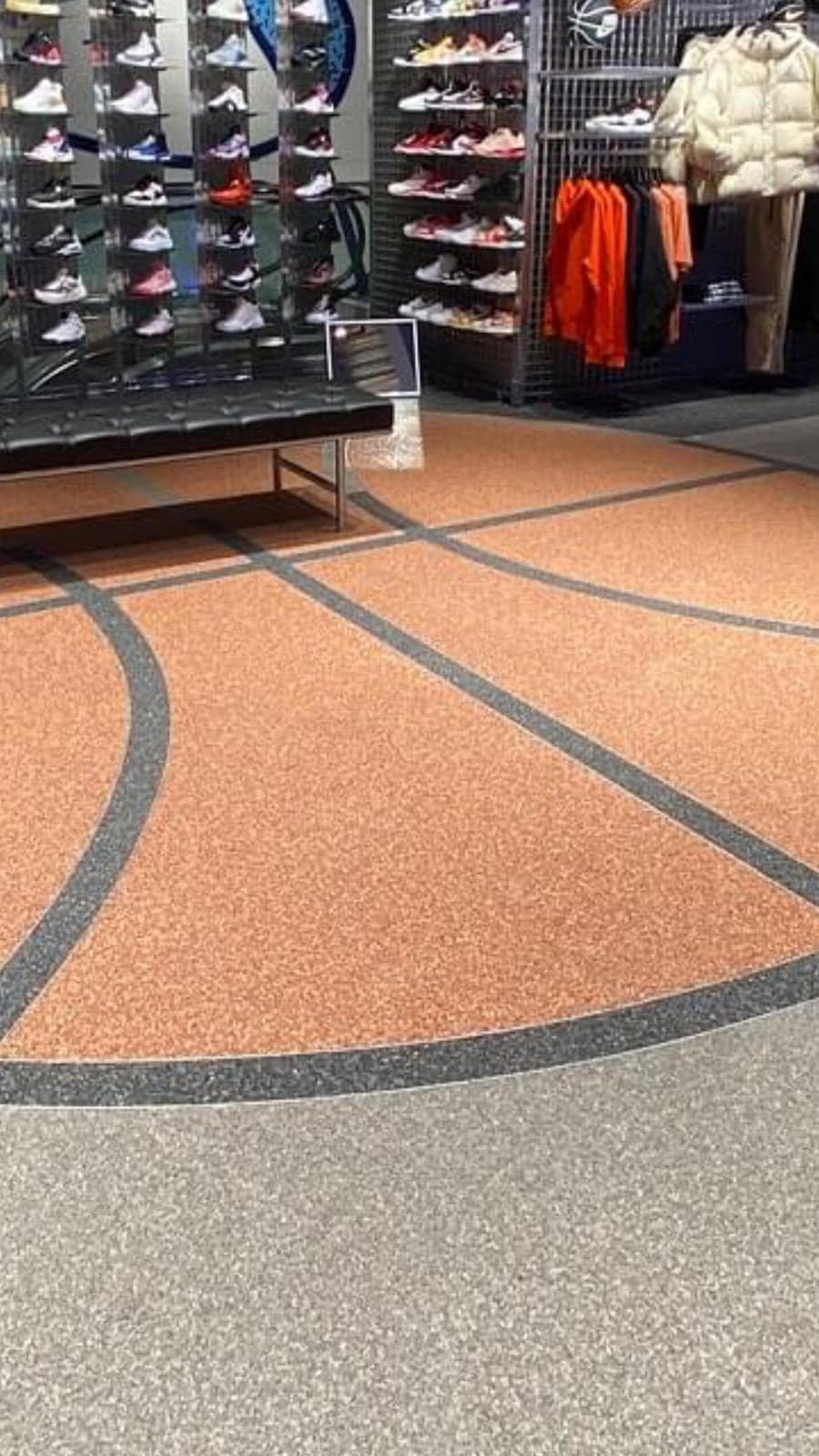 Ayakkabı mağazasında turuncu taş halı üzerine işlenmiş basketbol sahası çizgileri