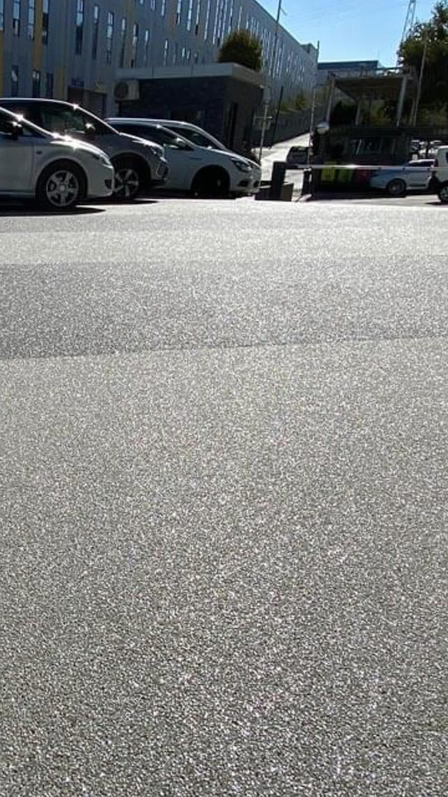 Araçların park ettiği açık alanda geniş gri taş halı zemin